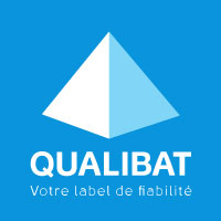 logo de Qualibat (organisme français de qualification et de certification des entreprises du bâtiment) qualubat en majuscule écrit en blanc et un pyramide blanche sur fond bleu.