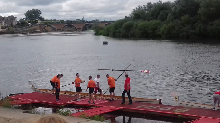 Photos de l'aviron challenge entreprise 2017 : l'équipe de la sarl marquant sur les quais