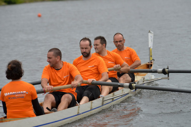 Photos de l'aviron challenge entreprise 2017 : l'équipe dans l’embarcation sur la dordogne