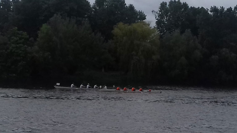 Photos de l'aviron challenge entreprise 2017 : l'équipe dans l’embarcation sur la dordogne