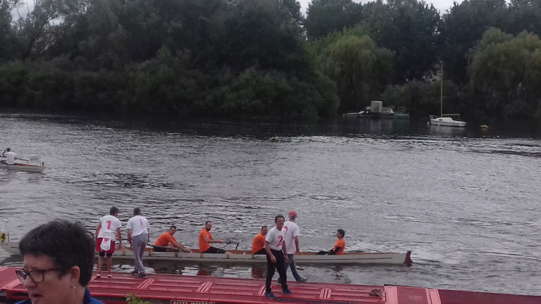 Photos de l'aviron challenge entreprise 2017 : l'équipe dans l’embarcation sur la dordogne