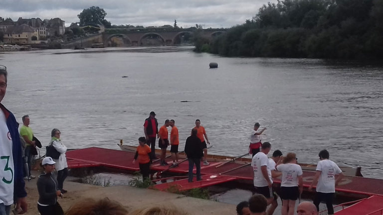 Photos de l'aviron challenge entreprise 2017 : l'équipe de la sarl marquant sur les quais