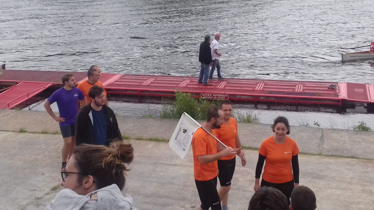 Photos de l'aviron challenge entreprise 2017 : l'équipe de la sarl marquant sur les quais