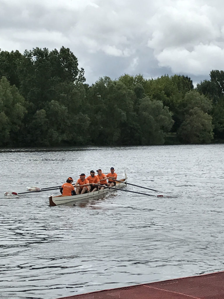 Photos de l'aviron challenge entreprise 2017 : l'équipe dans l’embarcation sur la dordogne