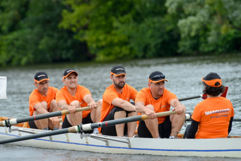 Photos de l'aviron challenge entreprise 2017 : l'équipe dans l’embarcation sur la dordogne