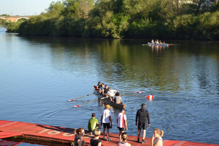 Photos de l'aviron challenge entreprise 2017 : l'équipe dans l’embarcation sur la dordogne