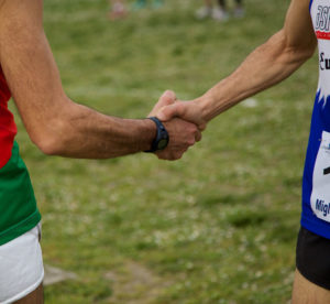 Photo libre de droit ou l'on vois 2 sportifs qui se serre la main : photo de Massimo Sartirana https://unsplash.com/photos/RBanjYvF9_Y