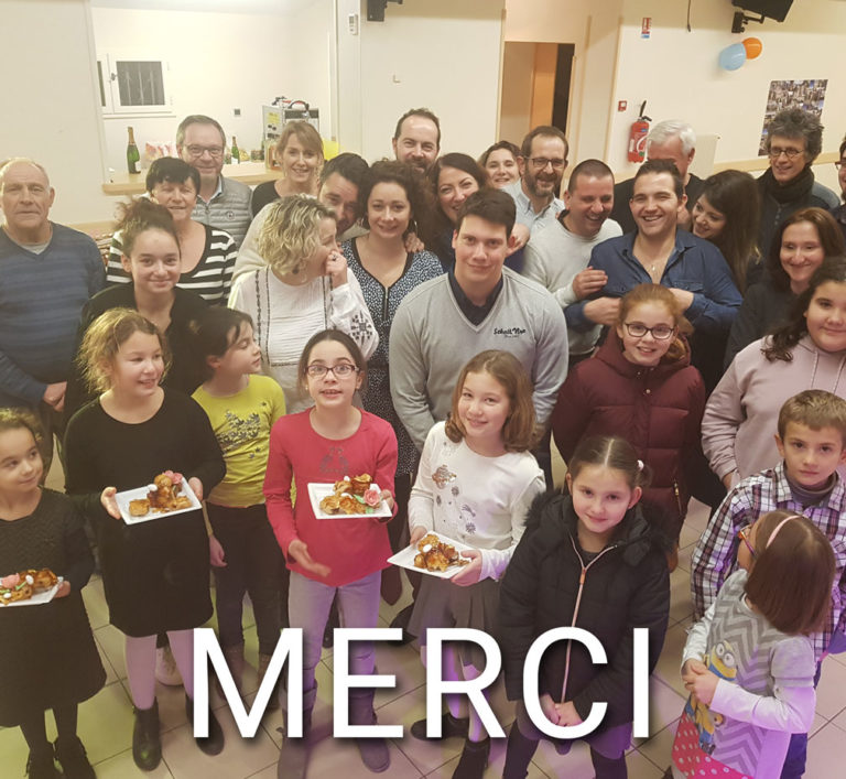 Photo de l'équipe et leurs famille pour les 10 ans de l'entreprise, avec écrit Merci à nos clients.