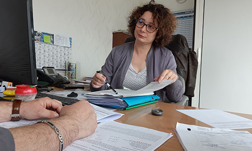 photo de notre assistante de direction qui fait passer un entretien d'embauche à un homme.