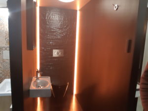 photo de toilette moderne avec des néon orange dans la salle d'exposition de Partedis.