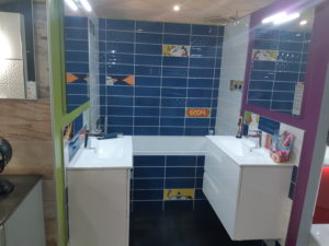 photo d'une salle de bain style super héro dans la salle d'exposition de Partedis.