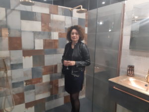 photo d'une femme dans une douche dans la salle d'exposition de partedis.