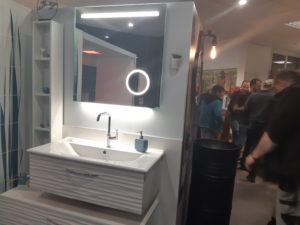 photo d'une salle de bain moderne dans la salle d'exposition de Partedis.