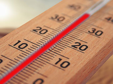 Image libre de droit de pixabay (parGerd Altmann) d'un thermomètre en bois qui affiche 40 degrés