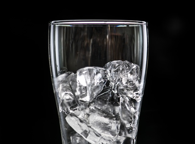 image libre de droit de pixabay - sur la photo un verre avec des glaçons.