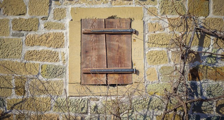 image libre de droit de pixabay - sur la photo un volet fermé d'une maison rustique.